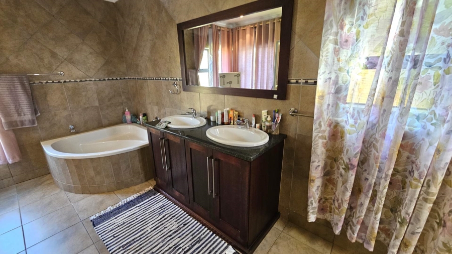 5 Bedroom Property for Sale in Birdwood Estate North West